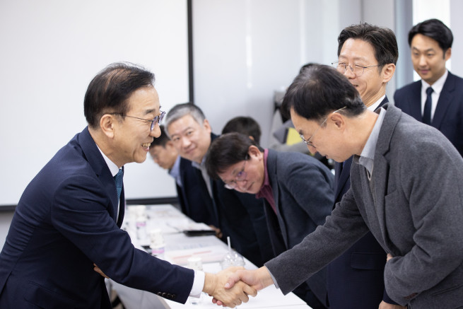▲김윤덕 국토교통부 장관(사진 왼쪽)은 12일 서울 중구 국토발전전시관에서 열린 한국토지주택공사(LH) 개혁위원회 회의에 참석했다.  (사진제공=국토교통부)