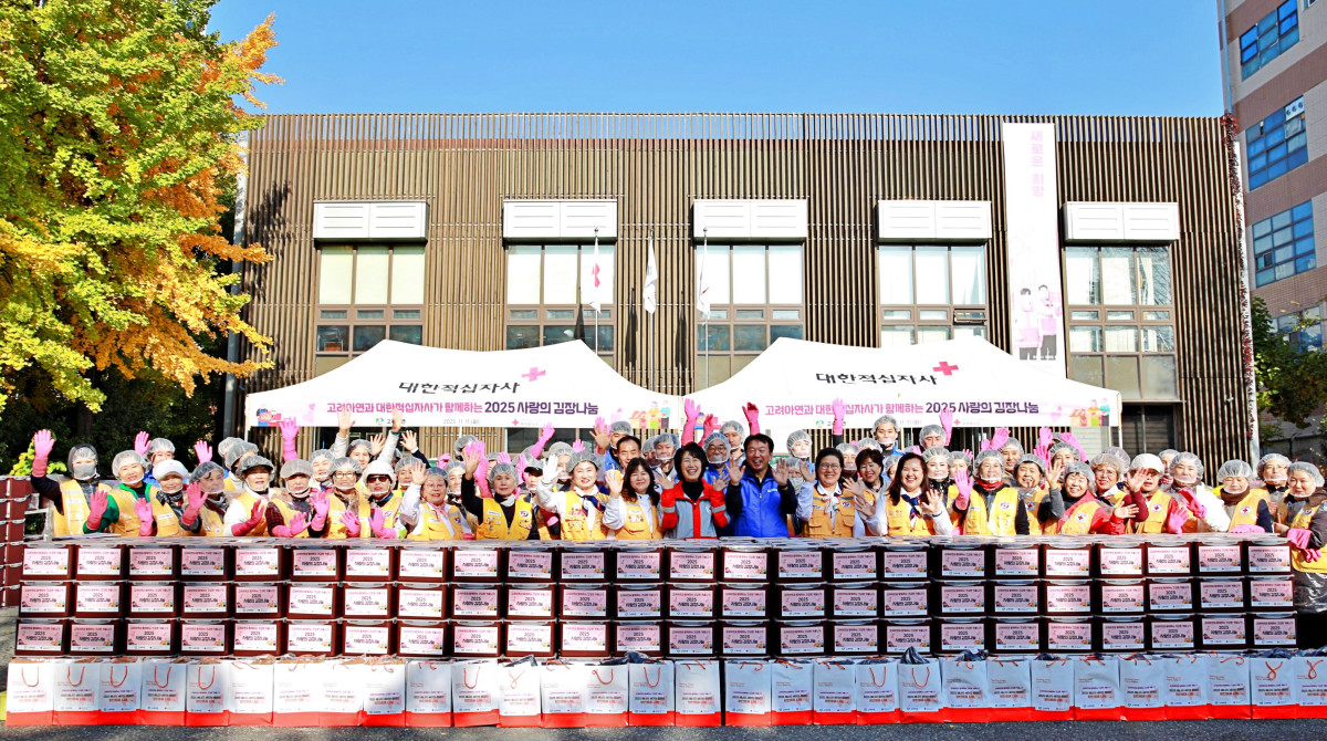 ▲정무경 고려아연 사장(앞줄 가운데 오른쪽)과 허혜숙 대한적십자사 서울지사 사무처장(앞줄 가운데 왼쪽)이 김장나눔 봉사자들과 기념촬영 하는 모습  (고려아연)