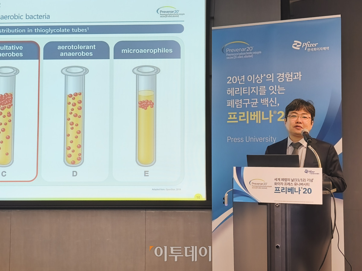 ▲김동현 인하대병원 소아청소년과 교수가 폐렴구균 백신의 중요성에 대해 발표하고 있다. (노상우 기자 nswreal@)