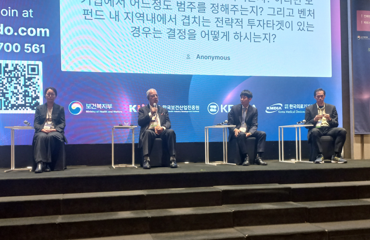 ▲12일 서울 서초구 엘타워에서 개최된 ‘2025 글로벌 오픈이노베이션 위크 - 바이오헬스’ 컨퍼런스에서 (왼쪽부터)케서린 류(Kathryn Liu) 베링거인겔하임 벤처펀드(BIVF) 투자관리자, 걸키랏 싱(Gurkeerat Singh) 릴리 벤처스(Lilly Ventures) 박사, 이수민 삼진제약 연구개발(R&D)센터장, 테이 라이혹(Tay Laihock) 비오메리으(bioMerieux) 시니어 디렉터가 질의응답을 진행하고 있다. (한성주 기자 hsj@)