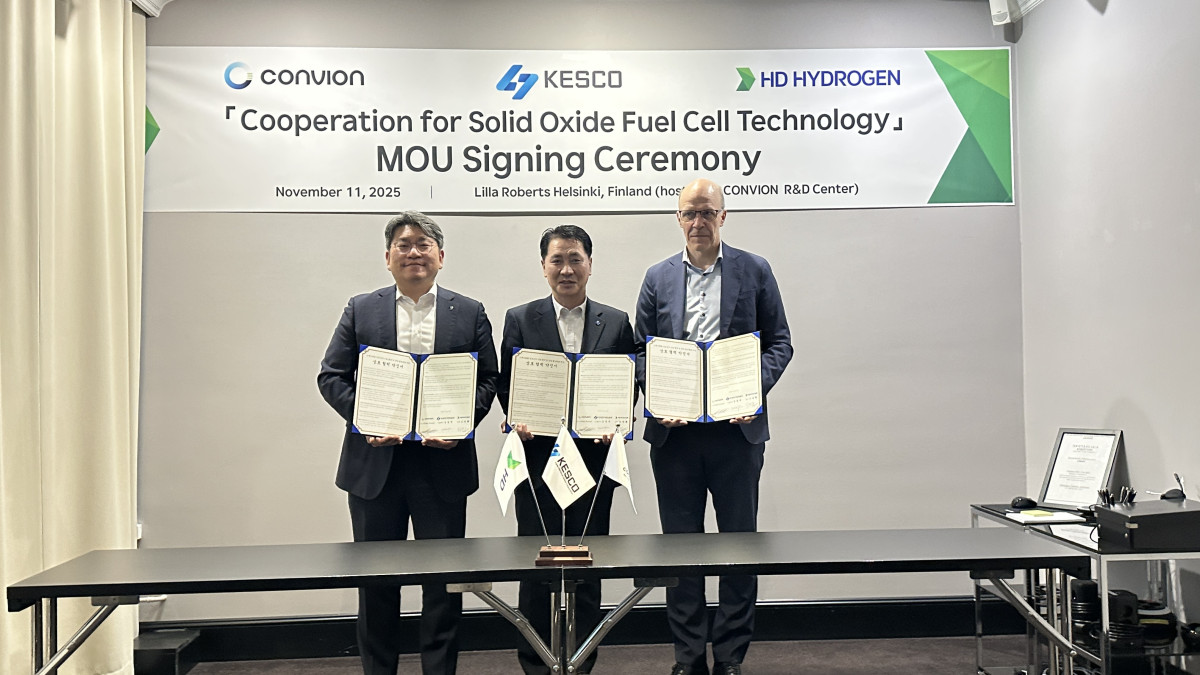 ▲11일(현지시간) 핀란드 헬싱키에서 한국전기안전공사 김성주(사진 가운데) 기술이사가 HD하이드로젠, 컨비온 관계자와 고체산화물 연료전지(SOFC) 관련 업무협약을 체결하고 있다. (사진제공=한국전기안전공사)