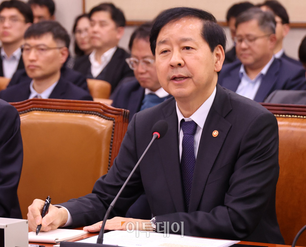 ▲구윤철 경제부총리 겸 기획재정부 장관이 12일 서울 여의도 국회에서 열린 법제사법위원회 전체회의에서 의원 질의에 답하고 있다. 고이란 기자 photoeran@