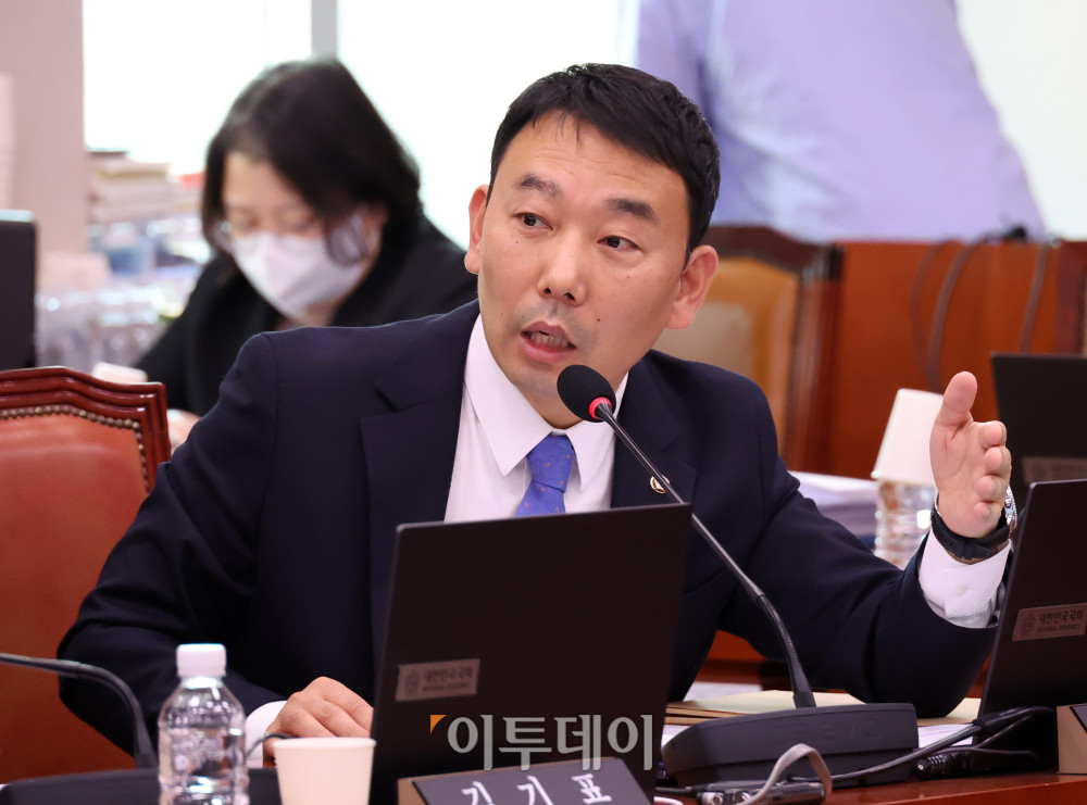 ▲12일 서울 여의도 국회에서 열린 법제사법위원회 전체회의에서 김용민 더불어민주당 간사가 발언을 하고 있다. 고이란 기자 photoeran@