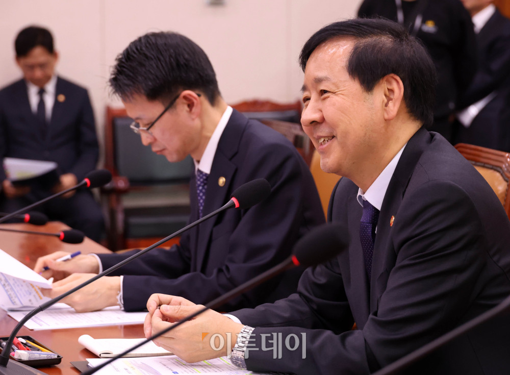 ▲구윤철 경제부총리 겸 기획재정부 장관이 12일 서울 여의도 국회에서 열린 법제사법위원회 전체회의에서 의원 질의에 답하고 있다. 고이란 기자 photoeran@