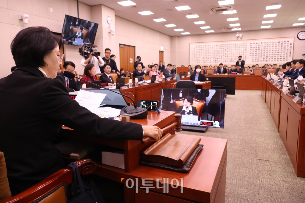 ▲12일 서울 여의도 국회에서 열린 법제사법위원회 전체회의에서 추미애 의원이 의사봉을 두드리고 있다. 고이란 기자 photoeran@