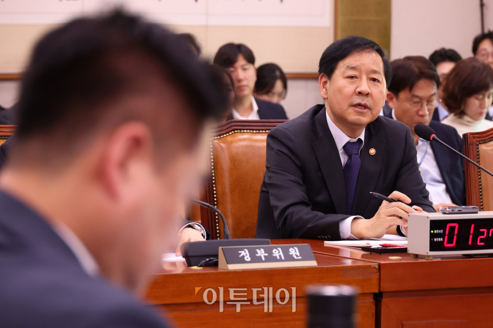 ▲구윤철 경제부총리 겸 기획재정부 장관이 12일 서울 여의도 국회에서 열린 법제사법위원회 전체회의에서 의원 질의에 답하고 있다. 고이란 기자 photoeran@