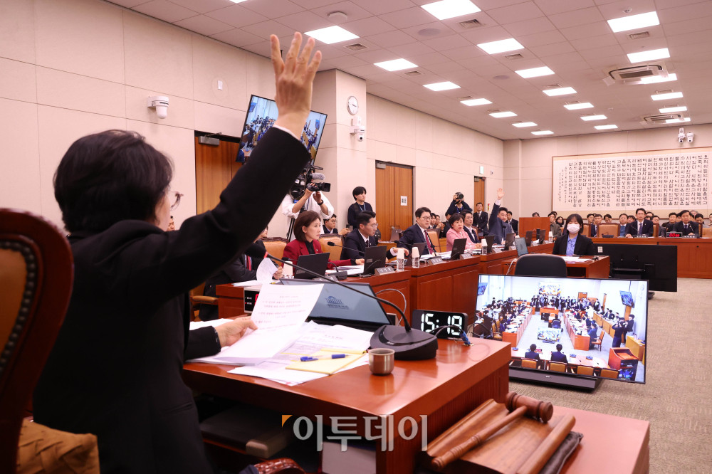 ▲12일 서울 여의도 국회에서 열린 법제사법위원회 전체회의에서 추미애 의원이 토론종결 투표를 하고 있다. 고이란 기자 photoeran@