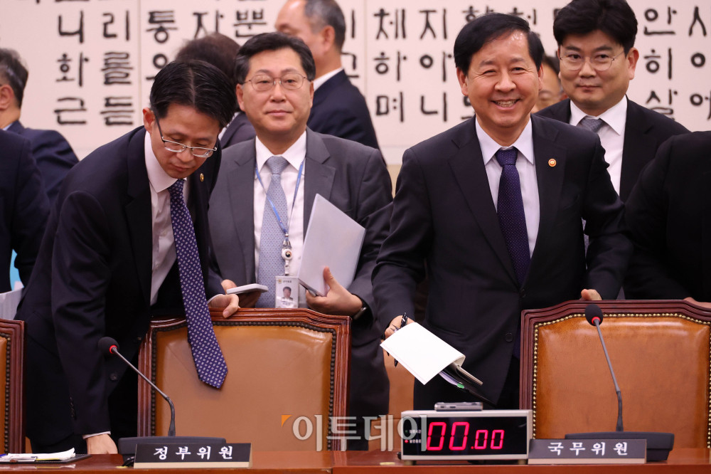 ▲구윤철 경제부총리 겸 기획재정부 장관이 12일 서울 여의도 국회에서 열린 법제사법위원회 전체회의에서 답변을 마치고 이동하고 있다. 고이란 기자 photoeran@