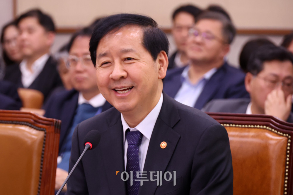 ▲구윤철 경제부총리 겸 기획재정부 장관이 12일 서울 여의도 국회에서 열린 법제사법위원회 전체회의에서 의원 질의에 답하고 있다. 고이란 기자 photoeran@