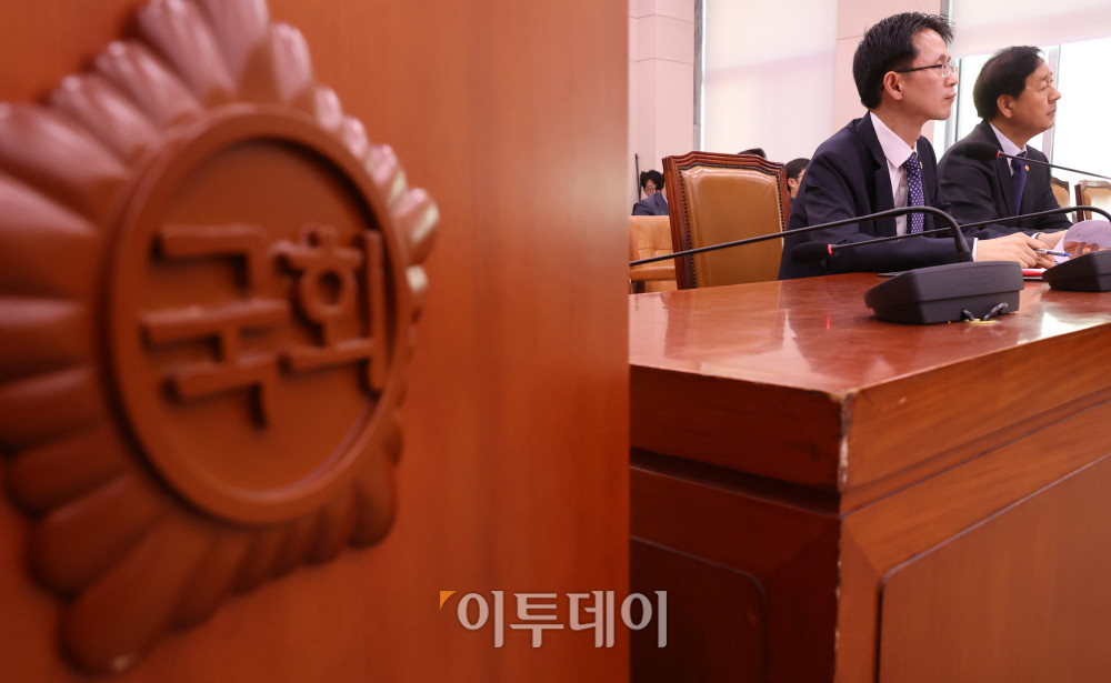 ▲구윤철 경제부총리 겸 기획재정부 장관이 12일 서울 여의도 국회에서 열린 법제사법위원회 전체회의에서 의원 질의에 답하고 있다. 고이란 기자 photoeran@