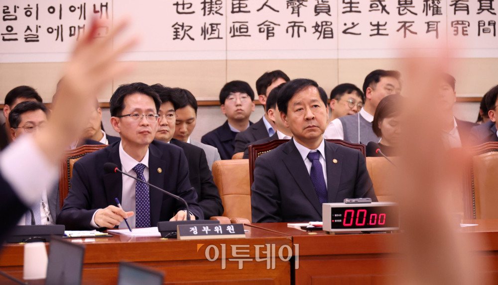 ▲12일 서울 여의도 국회에서 열린 법제사법위원회 전체회의에서 추미애 의원이 토론종결 투표를 하는 가운데 구윤철 경제부총리 겸 기획재정부 장관이 상황을 지켜보고 있다. 고이란 기자 photoeran@