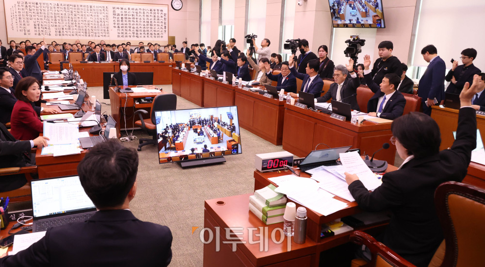 ▲12일 서울 여의도 국회에서 열린 법제사법위원회 전체회의에서 추미애 의원이 토론종결 투표를 하고 있다. 고이란 기자 photoeran@