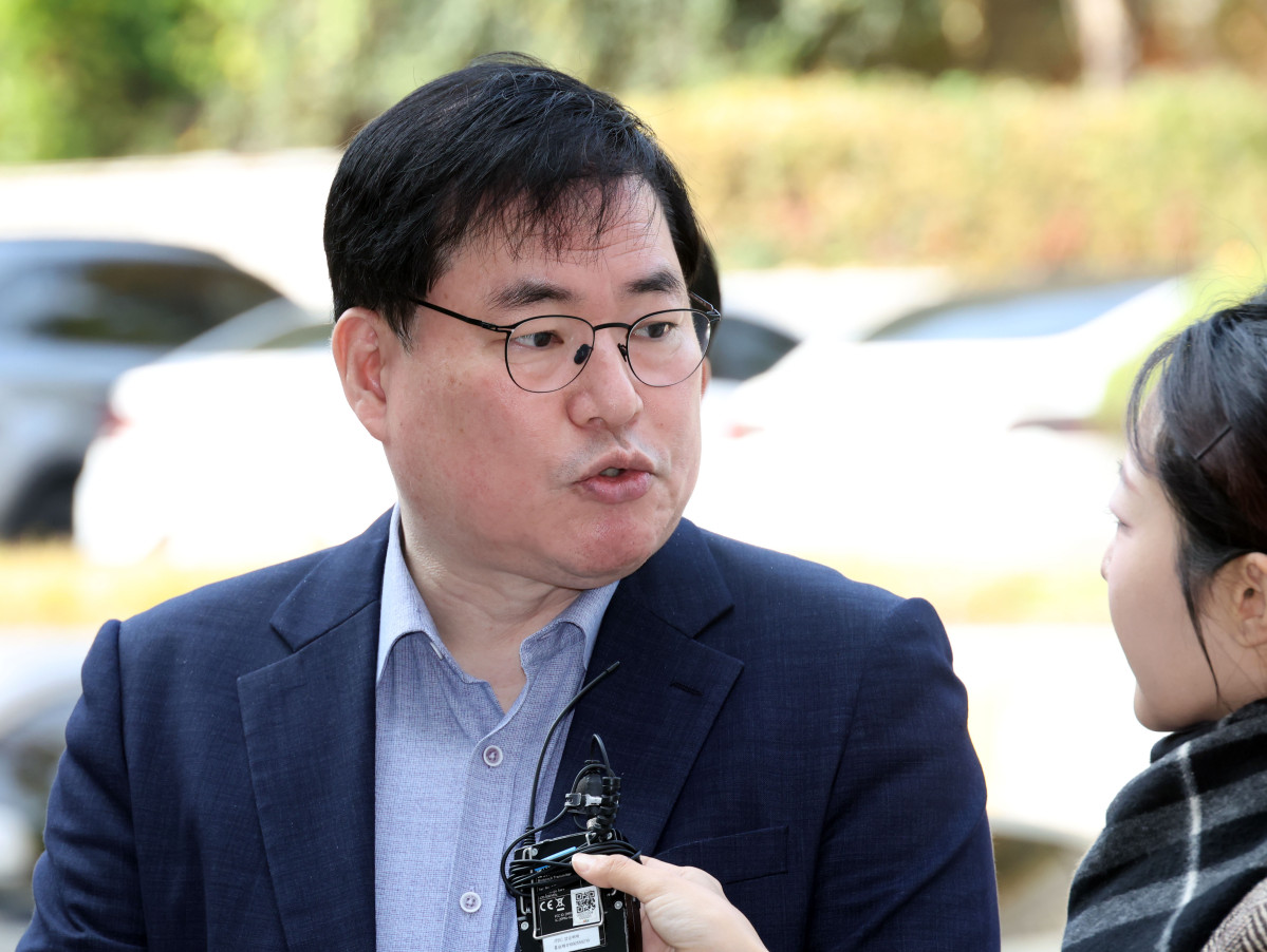 ▲대장동 개발 비리 의혹으로 재판에 넘겨진 유동규 전 성남도시개발공사 기획본부장이 지난달 31일 서울 서초구 중앙지법에서 열린 1심 선고공판에 출석하며 입장을 밝히고 있다. (연합뉴스)