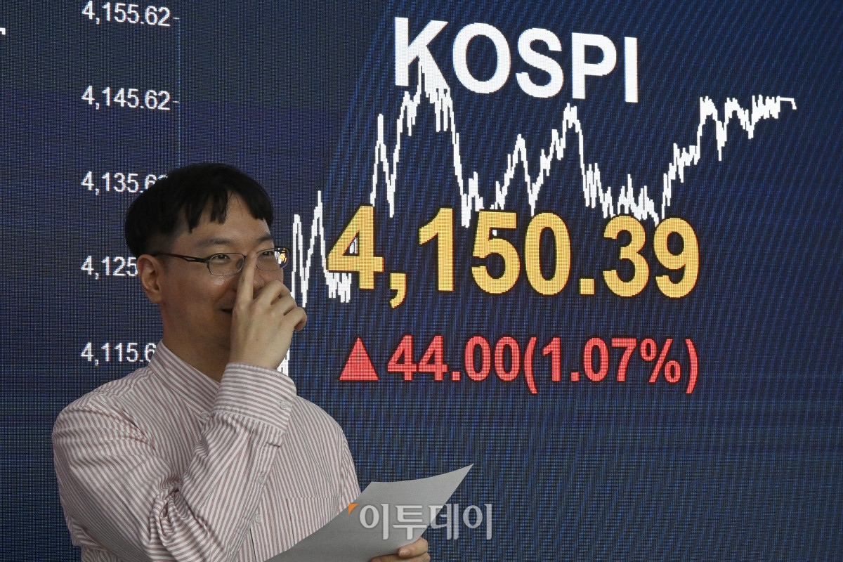 ▲코스피 지수가 기관의 매수세에 힘입어 상승 마감하며 4150선에 거래를 마쳤다. 12일 서울 영등포구 KB국민은행 딜링룸 전광판에 원·달러 환율이 표시돼 있다. 이날 원·달러 환율은 종가 기준 1465.7원을 나타냈다. 최근 달러화는 미국 연방정부의 셧다운 해제가 임박하면서 해제 이후 소비가 늘어날 것이란 기대감에 강세를 띠고 있다. 조현호 기자 hyunho@