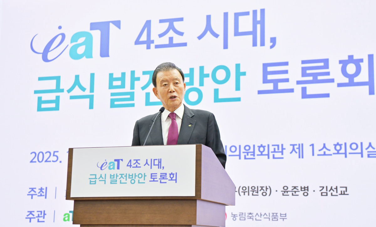 ▲홍문표 한국농수산식품유통공사 사장이 12일 국회의원회관에서 '‘공공급식통합플랫폼(eaT) 4조 시대, 급식 발전방안 토론회’를 열고 인사말을 하고 있다. (사진제공=한국농수산식품유통공사)