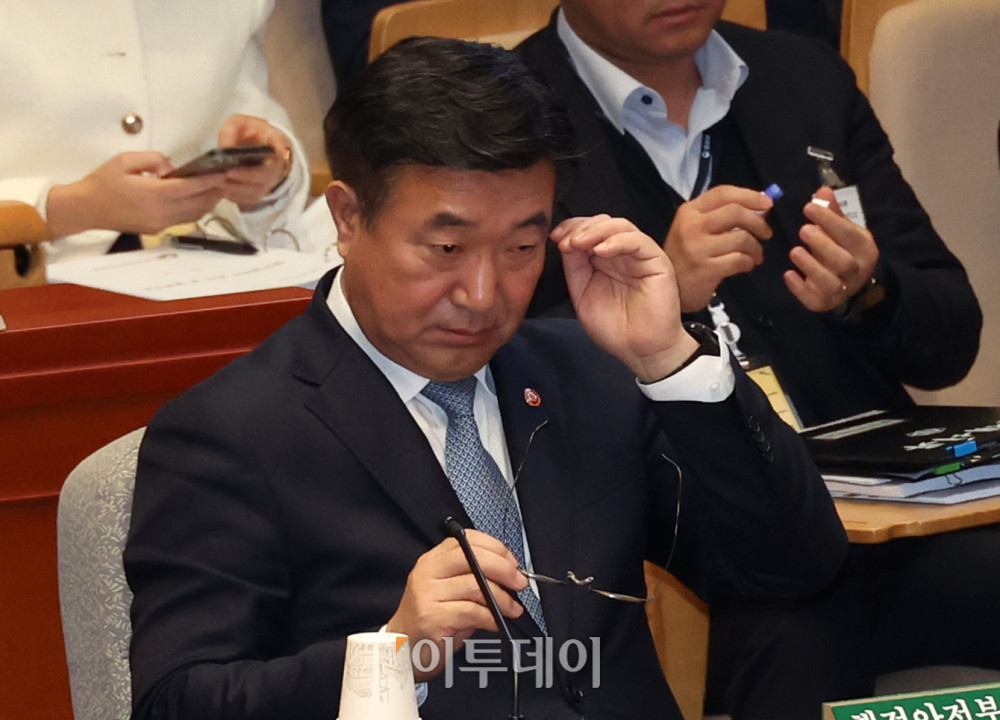 ▲윤호중 행정안전부 장관이 12일 서울 여의도 국회에서 열린 예산결산특별위원회 비경제부처 정책질의에서 얼굴을 만지고 있다. 고이란 기자 photoeran@