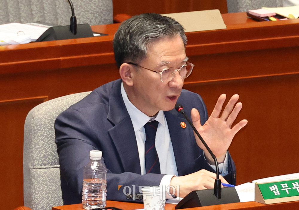 ▲정성호 법무부 장관이 12일 서울 여의도 국회에서 열린 예산결산특별위원회 비경제부처 정책질의에서 의원 질의에 답하고 있다. 고이란 기자 photoeran@