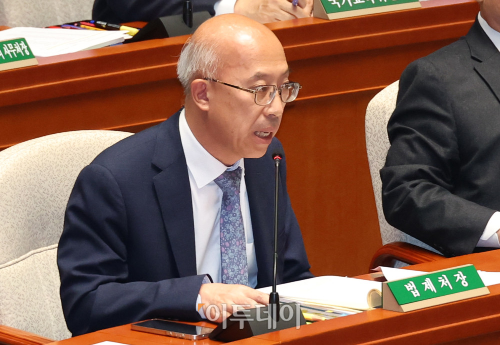 ▲조원철 법제처장이 12일 서울 여의도 국회에서 열린 예산결산특별위원회 비경제부처 정책질의에서 의원 질의에 답하고 있다. 고이란 기자 photoeran@