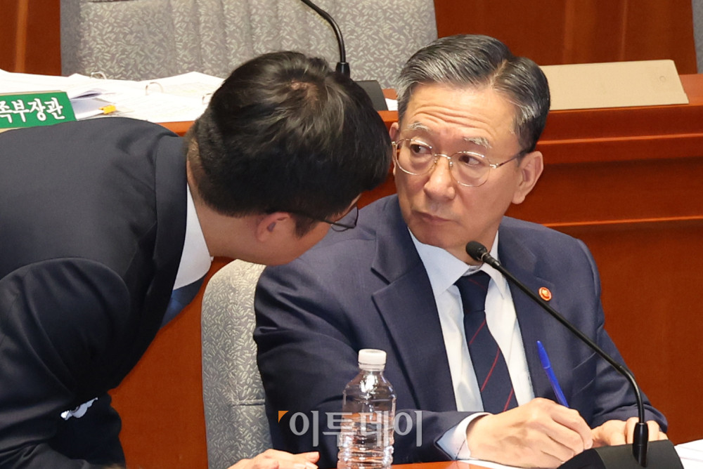 ▲정성호 법무부 장관이 12일 서울 여의도 국회에서 열린 예산결산특별위원회 비경제부처 정책질의에서 관계자와 대화하고 있다. 고이란 기자 photoeran@