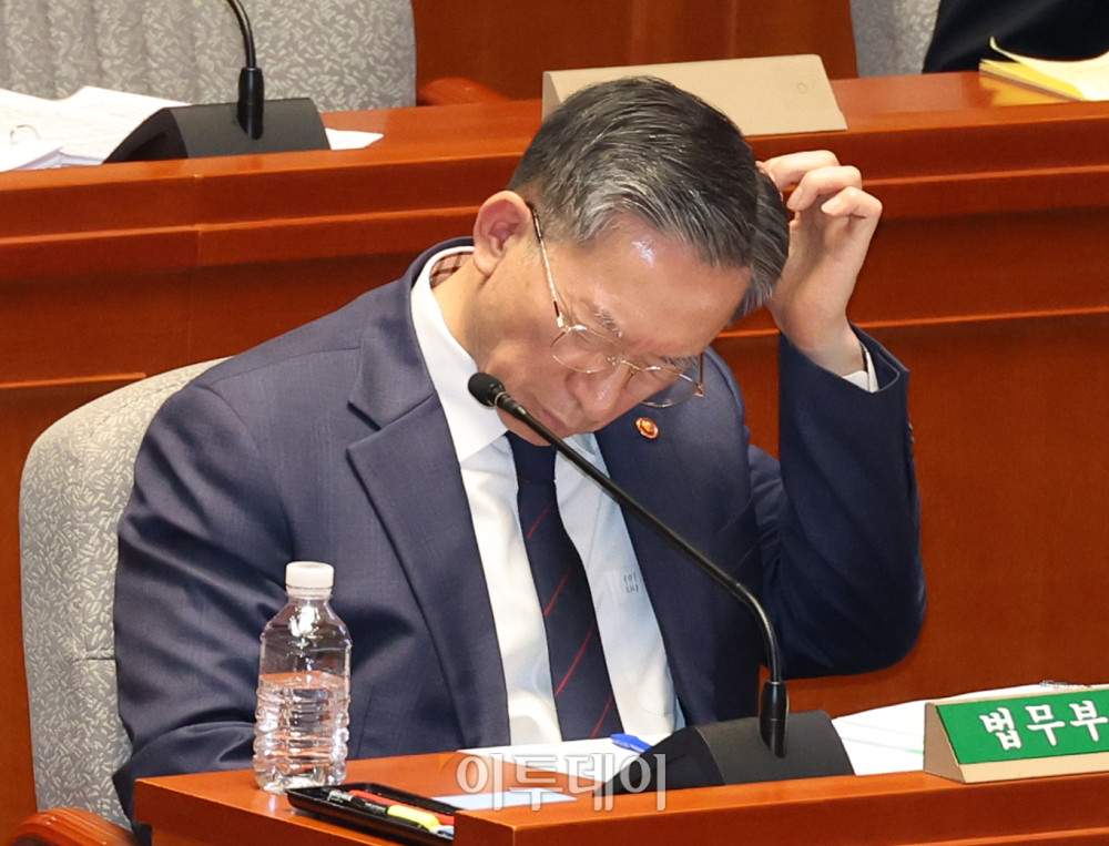 ▲정성호 법무부 장관이 12일 서울 여의도 국회에서 열린 예산결산특별위원회 비경제부처 정책질의에서 머리를 만지고 있다. 고이란 기자 photoeran@