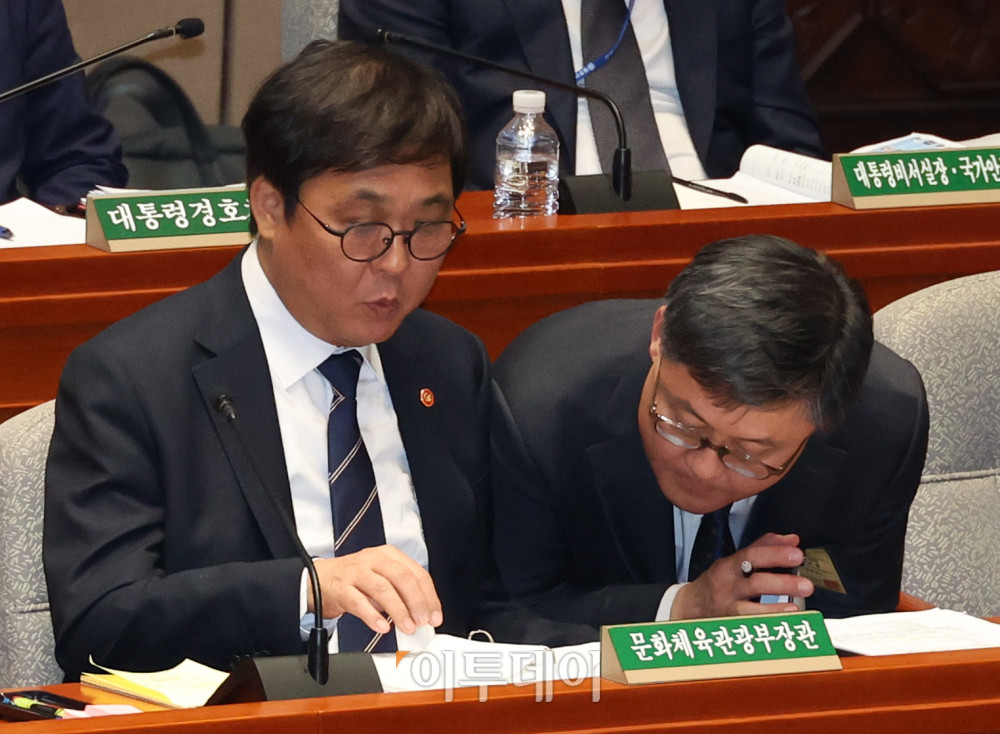 ▲최휘영 문화체육관광부 장관이 12일 서울 여의도 국회에서 열린 예산결산특별위원회 비경제부처 정책질의에서 관계자와 대화하고 있다. 고이란 기자 photoeran@