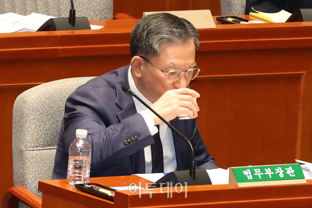 ▲정성호 법무부 장관이 12일 서울 여의도 국회에서 열린 예산결산특별위원회 비경제부처 정책질의에서 물을 마시고 있다. 고이란 기자 photoeran@