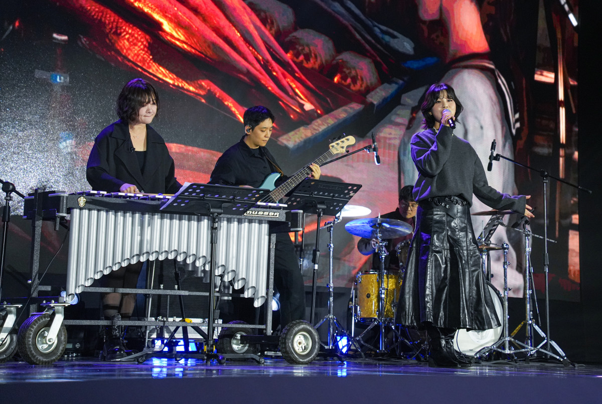 ▲12일 부산 벡스코에서 열린 2025 대한민국 게임대상 시상식 시작 전 지난해 최우수상 겸 기술창작상 사운드 부문 수상작 '스텔라 블레이드' 수록곡을 소재로 한 축하 공연이 열리고 있다. (연합뉴스)