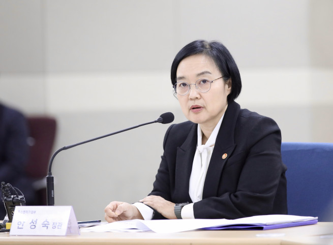 ▲한성숙 중소벤처기업부 장관이 12일 인천 국제우편물류센터에서 열린 '중소기업 온라인 수출 활성화 방안 발표 및 현장 간담회'에서 모두 발언을 하고 있다. (사진제공=중소벤처기업부)