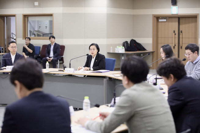 ▲한성숙 중소벤처기업부 장관이 12일 인천 국제우편물류센터에서 열린 '중소기업 온라인 수출 활성화 방안 발표 및 현장 간담회'에서 모두 발언을 하고 있다. (사진제공=중소벤처기업부)