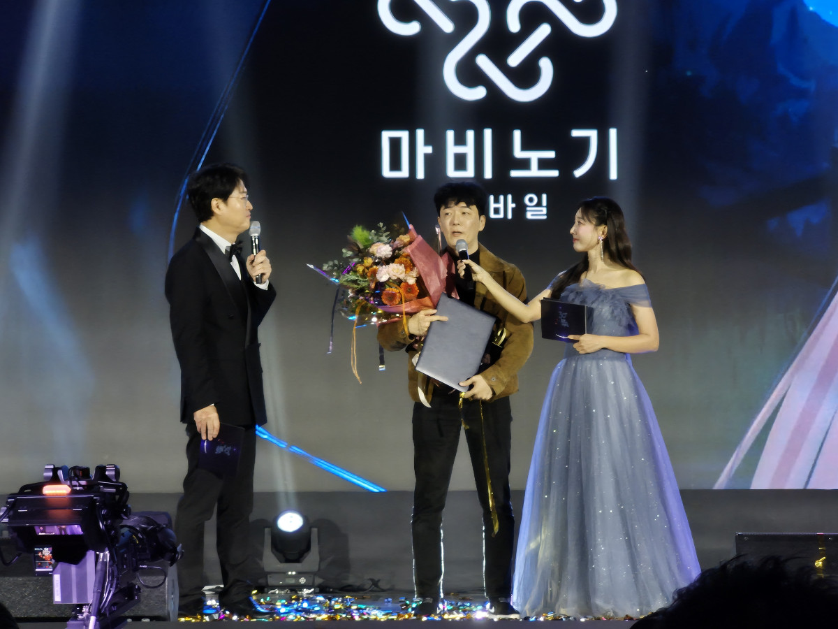 ▲(사진 가운데) 김동건 데브캣 대표가 12일 부산광역시 벡스코(BEXCO)에서 열린 ‘2025 대한민국 게임대상’에서 게임대상을 수상한 후 수상 소감을 밝히고 있다. (김연진 기자 @yeonjin)