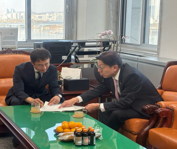 ▲박형준시장이 국회를 방문, 한병도 예산결산특별위원장에게 예산을 설명하고 있다.