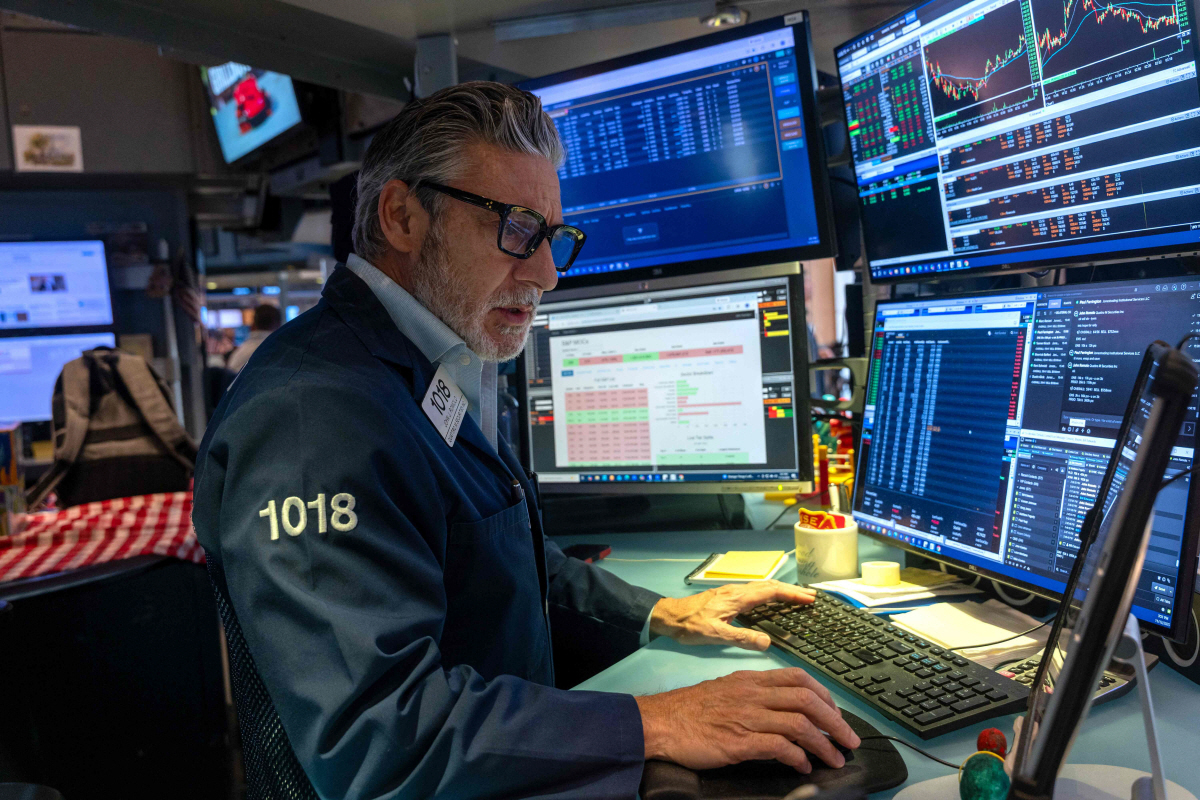 ▲뉴욕증권거래소에서 트레이더가 주가를 살피고 있다. (뉴욕/AFP연합뉴스)