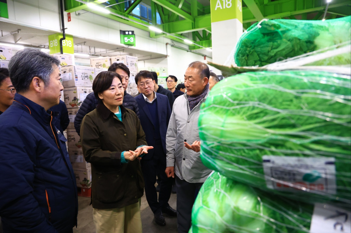 ▲송미령 농림축산식품부 장관이 12일 밤 서울 가락시장을 찾아 배추·무·대파 등 주요 김장채소의 출하 상황과 가격 동향을 점검하고 있다. (사진제공=농림축산식품부)