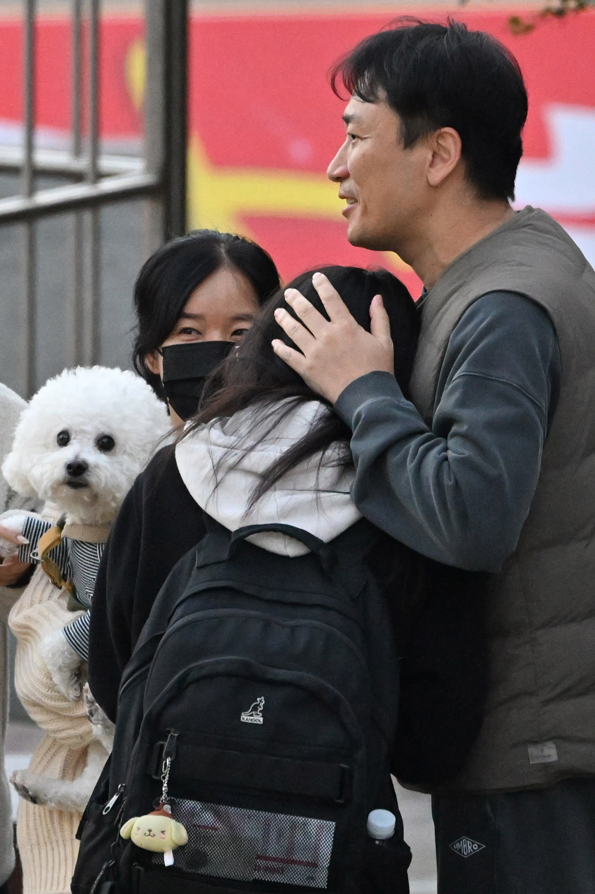 ▲2026학년도 대학수학능력시험이 치러지는 13일 오전 광주 북구 광주시교육청 26지구 제28시험장(국제고등학교)에서 한 가족이 수험생을 마중나와 격려하고 있다.  (뉴시스)