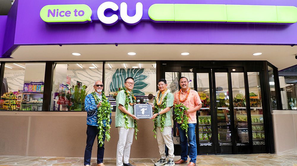 ▲BGF리테일 홍정국 부회장(가운데 왼쪽)과 CU Hawaii Robert Kurisu(로버트 쿠리수, 가운데 오른쪽) 대표가 CU 하와이 1호점 앞에서 열린 오픈식에서 기념 촬영을 하고 있다. (사진제공=BGF리테일)