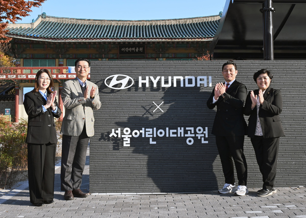 ▲(왼쪽부터) 초록우산 신정원 본부장, 현대차 국내사업본부장 정유석 부사장, 서울시 곽관용 정무수석, 서울시의회 김영옥 보건복지위원장이 기념 촬영을 하는 모습. (사진=현대차)
