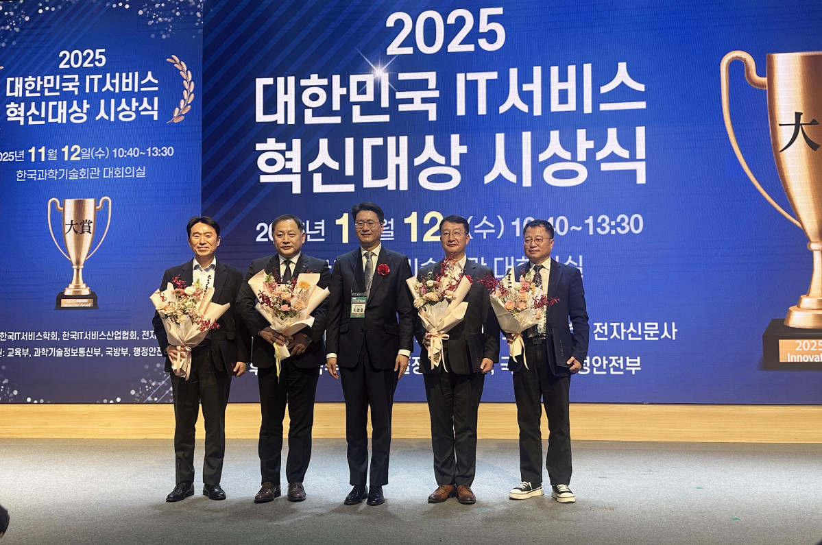 ▲LIG넥스원은 12일 한국과학기술회관 국제회의장에서 열린 2025 대한민국 IT서비스 혁신대상 시상식에서 국방부 장관 단체상을 수상했다. 최종진 LIG넥스원 미래전장사업부문 부문장(왼쪽 두 번째)이 회사를 대표해 상을 받았다.
 (사진제공=LIG넥스원)