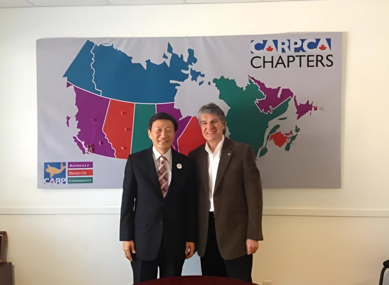 ▲지난 KARP의 캐나다 방문 당시, 주명룡 대표가 캐나다은퇴자협회 대표와 함께 교류 협력을 확인하며 기념촬영을 하는 모습.(대한은퇴자협회 제공)