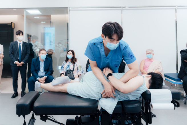 ▲자생한방병원 의료진이 추나요법을 시연하고 있다. (사진제공=자생한방병원)