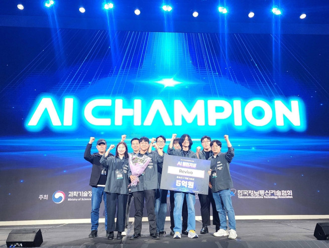 ▲5일 서울 용산구 드래곤시티호텔에서 열린 ‘2025 AI 챔피언 대회 시상식’에서 3위에 오른 ‘Revivo’팀이 기념촬영을 하고 있다. (사진제공=대교그룹)