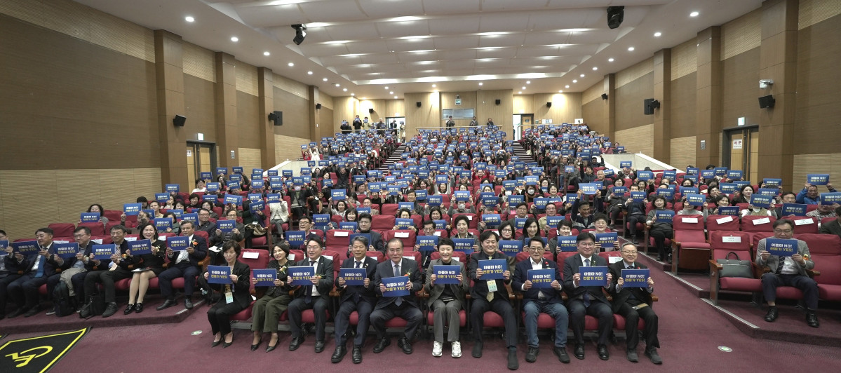 ▲국회의원회관 대회의실을 가득 메운 참석자들이 “요양보호사는 아줌마가 아닌 전문가”라는 내용의 팻말을 들고 처우 개선을 촉구하고 있다. (대한요양보호사협회 제공)