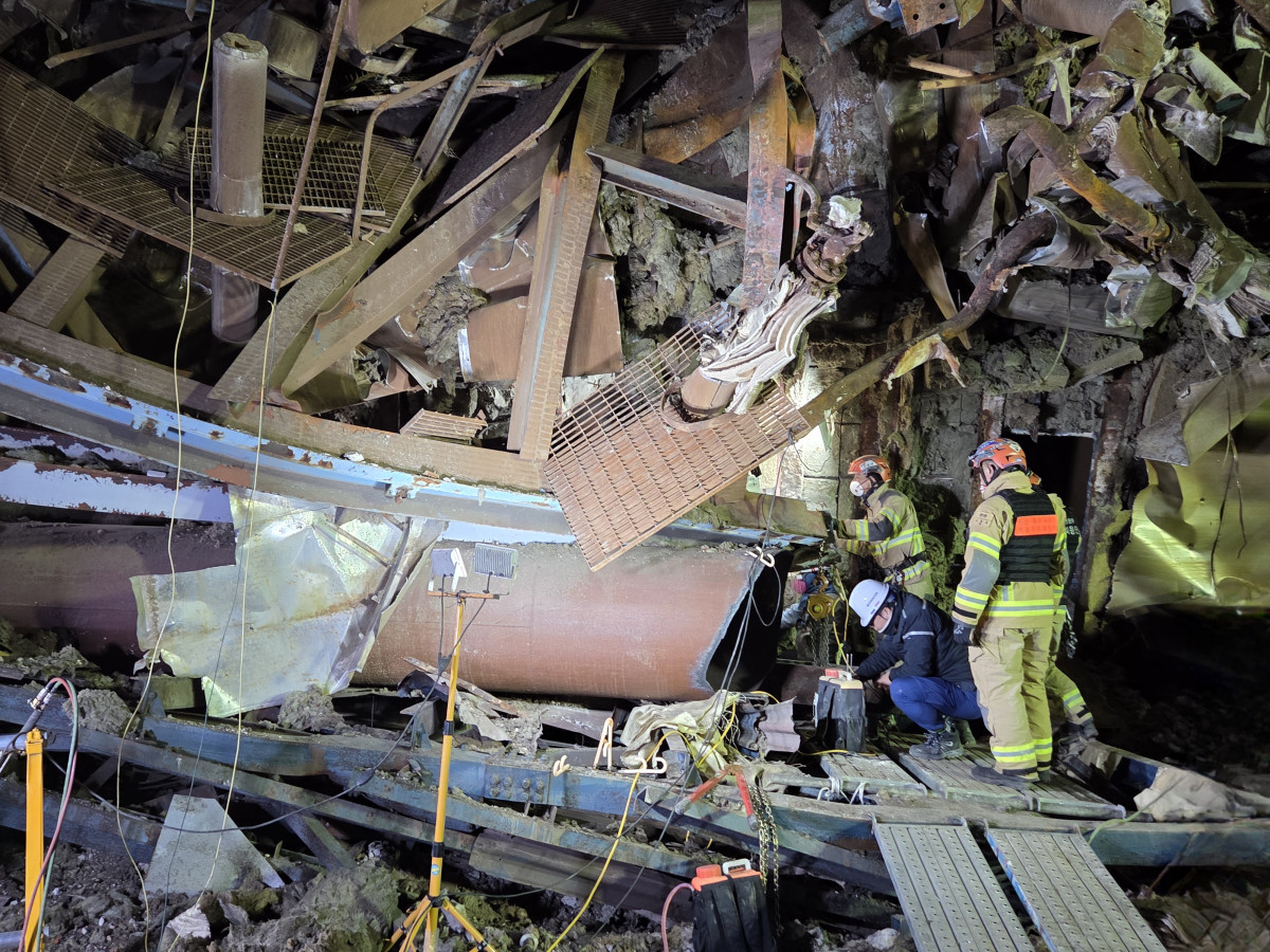 ▲12일 울산화력발전소 보일러 타워 붕괴 사고 현장에서 소방 구조대원들의 구조작업이 진행되고 있다.  (연합뉴스)