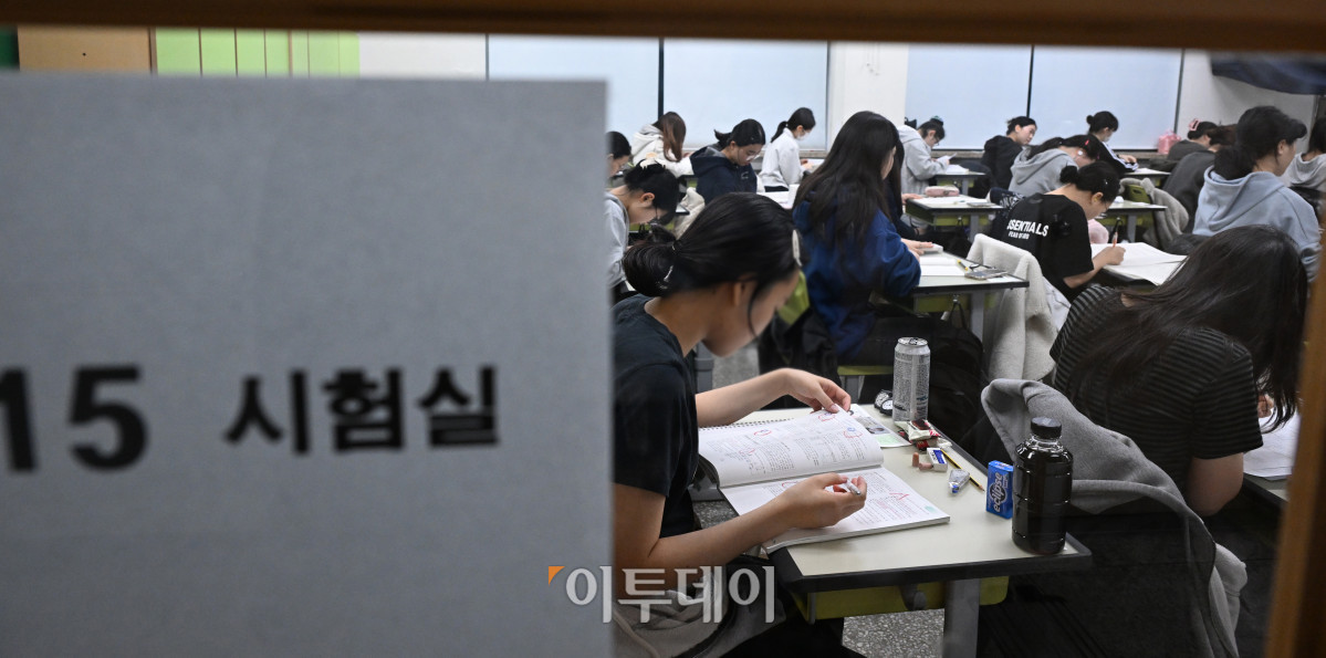 ▲2026학년도 대학수학능력시험일인 13일 오전 서울 광진구 광남고등학교에서 수험생들이 시험 시작을 기다리고 있다. 사진공동취재단