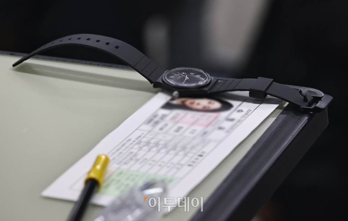 ▲2026학년도 대학수학능력시험이 치러진 13일 오전 광진구 광남고에 마련된 서울시교육청 제20시험지구 제3시험장에 입실을 완료한 수험생이 책상 위에 수험표와 시계를 놓아두고 있다. 사진공동취재단