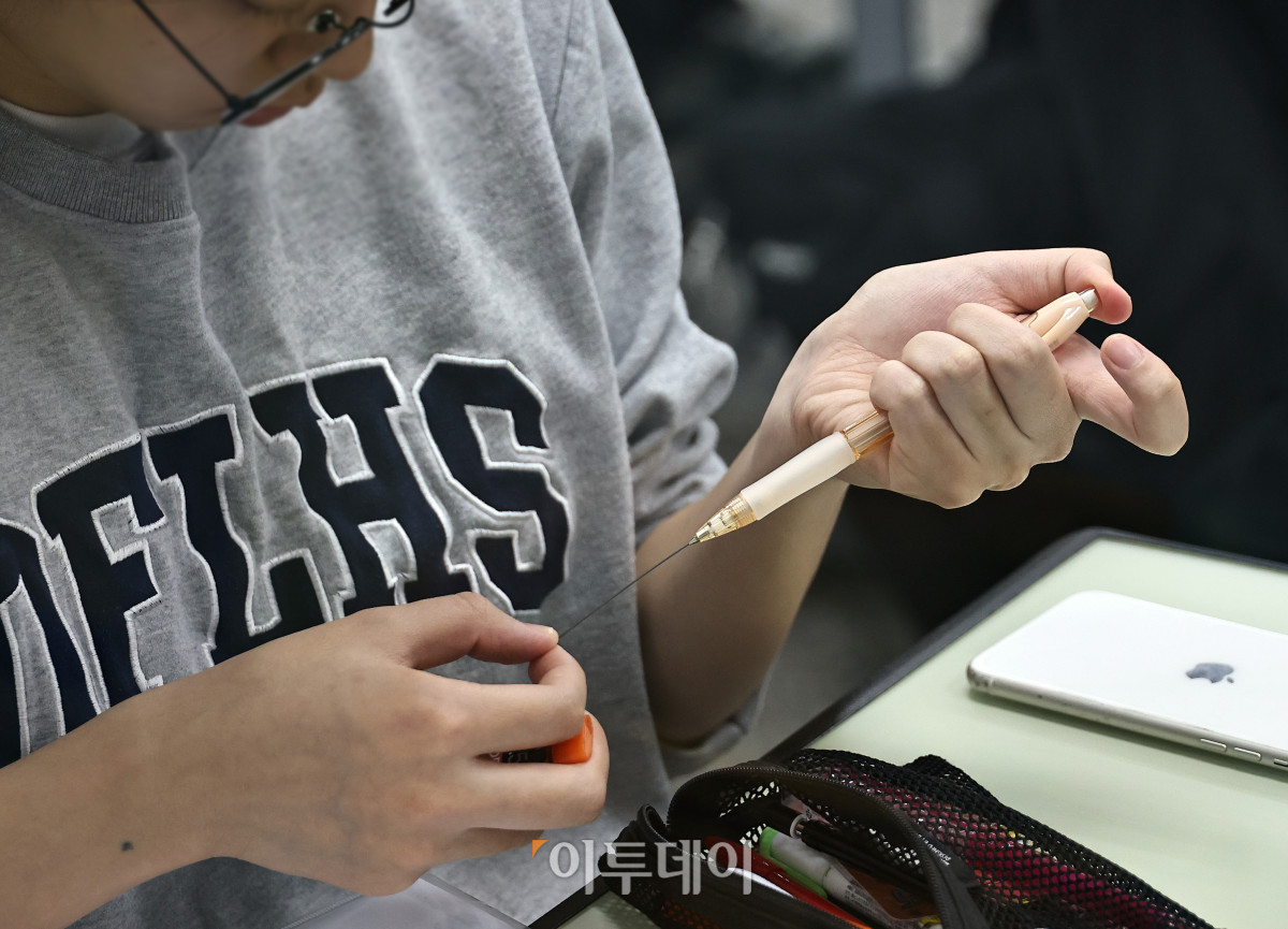 ▲2026학년도 대학수학능력시험이 치러진 13일 오전 광진구 광남고에 마련된 서울시교육청 제20시험지구 제3시험장에 입실을 완료한 수험생이 필기구를 점검하고 있다. 사진공동취재단