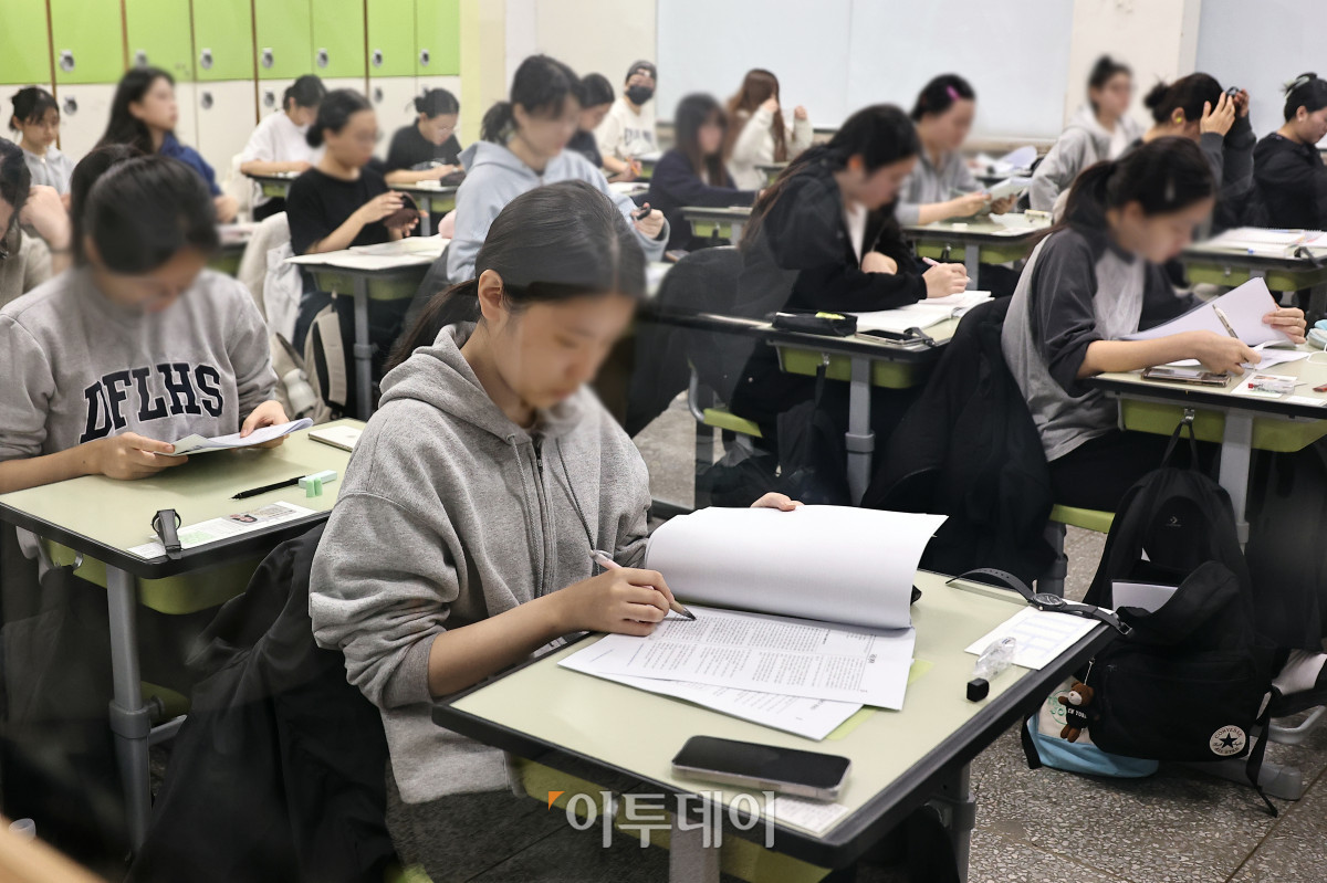 ▲2026학년도 대학수학능력시험이 치러진 13일 오전 광진구 광남고에 마련된 서울시교육청 제20시험지구 제3시험장에 입실을 완료한 수험생들이 막바지 점검을 하고 있다. 사진공동취재단