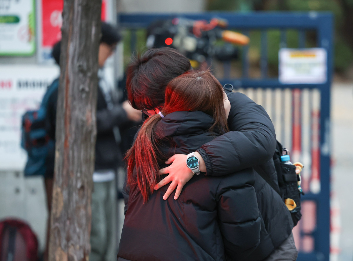 ▲2026학년도 대학수학능력시험(수능)일인 13일 서울 종로구 경복고등학교에서 수험생이 어머니와 포옹하고 있다. (연합뉴스)