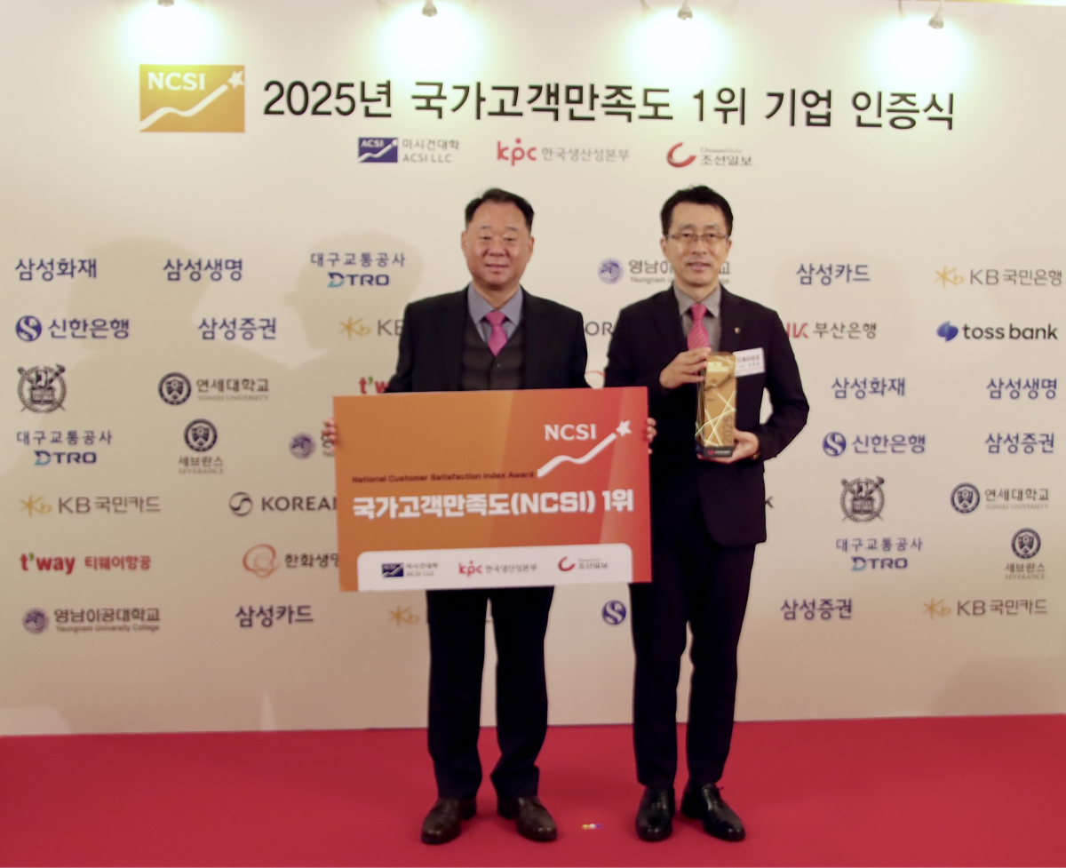 ▲12일 서울 중구 롯데호텔에서 진행된 '2025년 국가고객만족도(NCSI)' 시상식에서 심창섭 티웨이항공 커뮤니케이션 담당(오른쪽)과 황영조 티웨이항공 여객지원 담당(왼쪽)이 기념 촬영을 하고 있다.  (사진=티웨이항공)