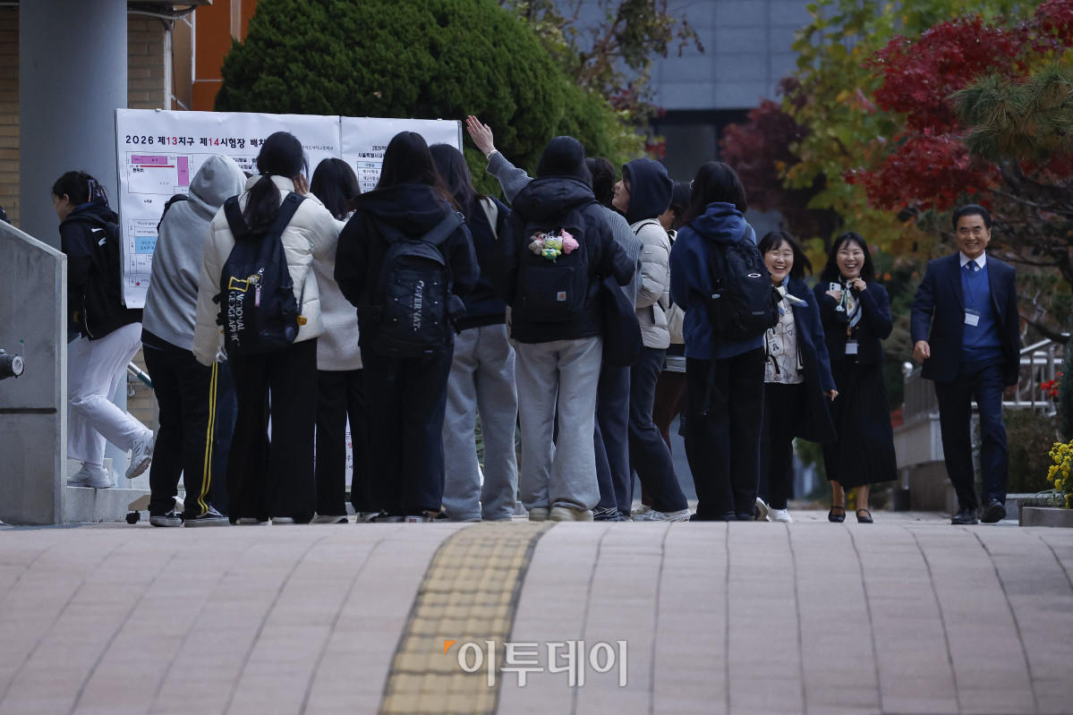 ▲2026학년도 대학수학능력시험일인 13일 서울 영등포구 여의도여자고등학교에 마련된 시험장에서 수험생들이 시험장에 들어서고 있다. 조현호 기자 hyunho@