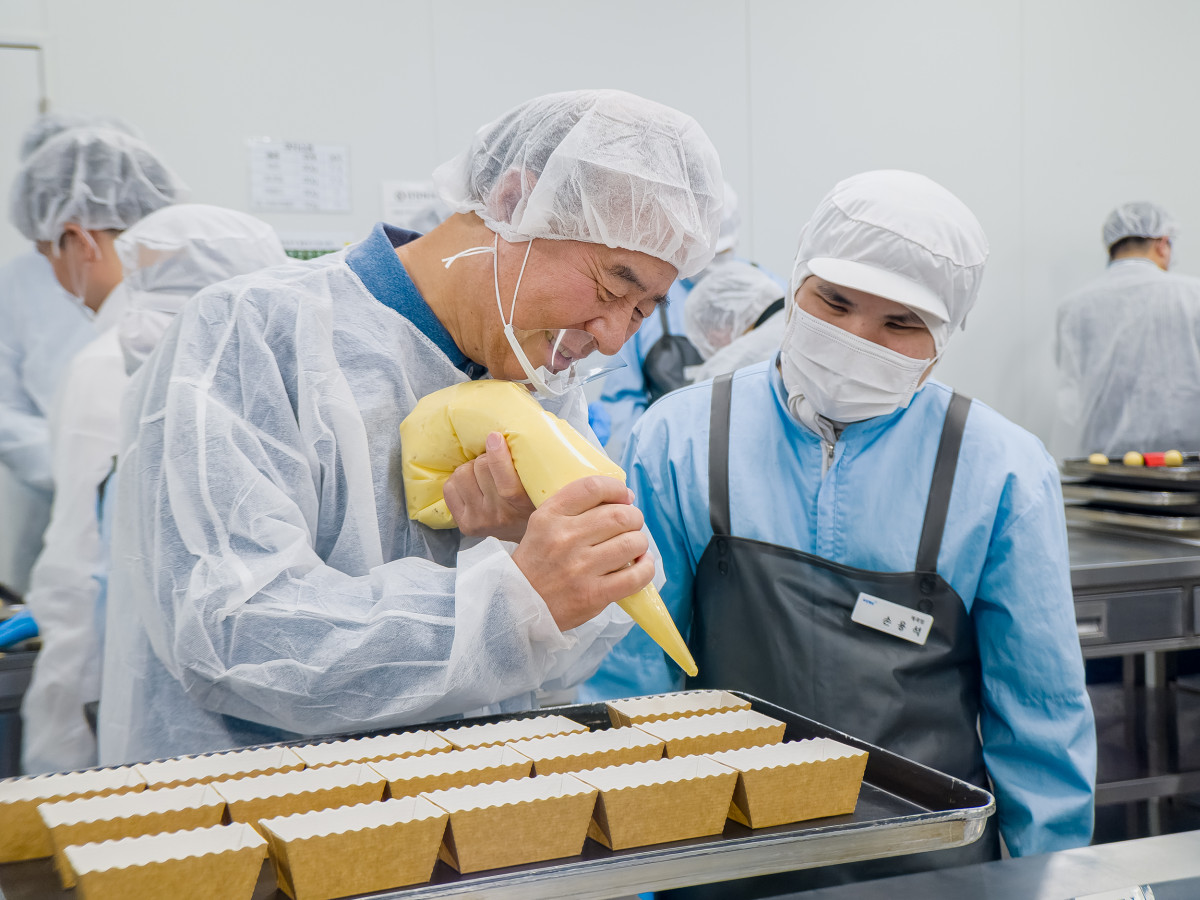 ▲ 전영현 대표이사 등 삼성전자 DS부문 경영진들이 11월 10일 경기 용인시 장애인표준사업장 '희망별숲'을 찾아 쿠키 만들기 봉사에 참여했다. (자료제공=삼성전자)